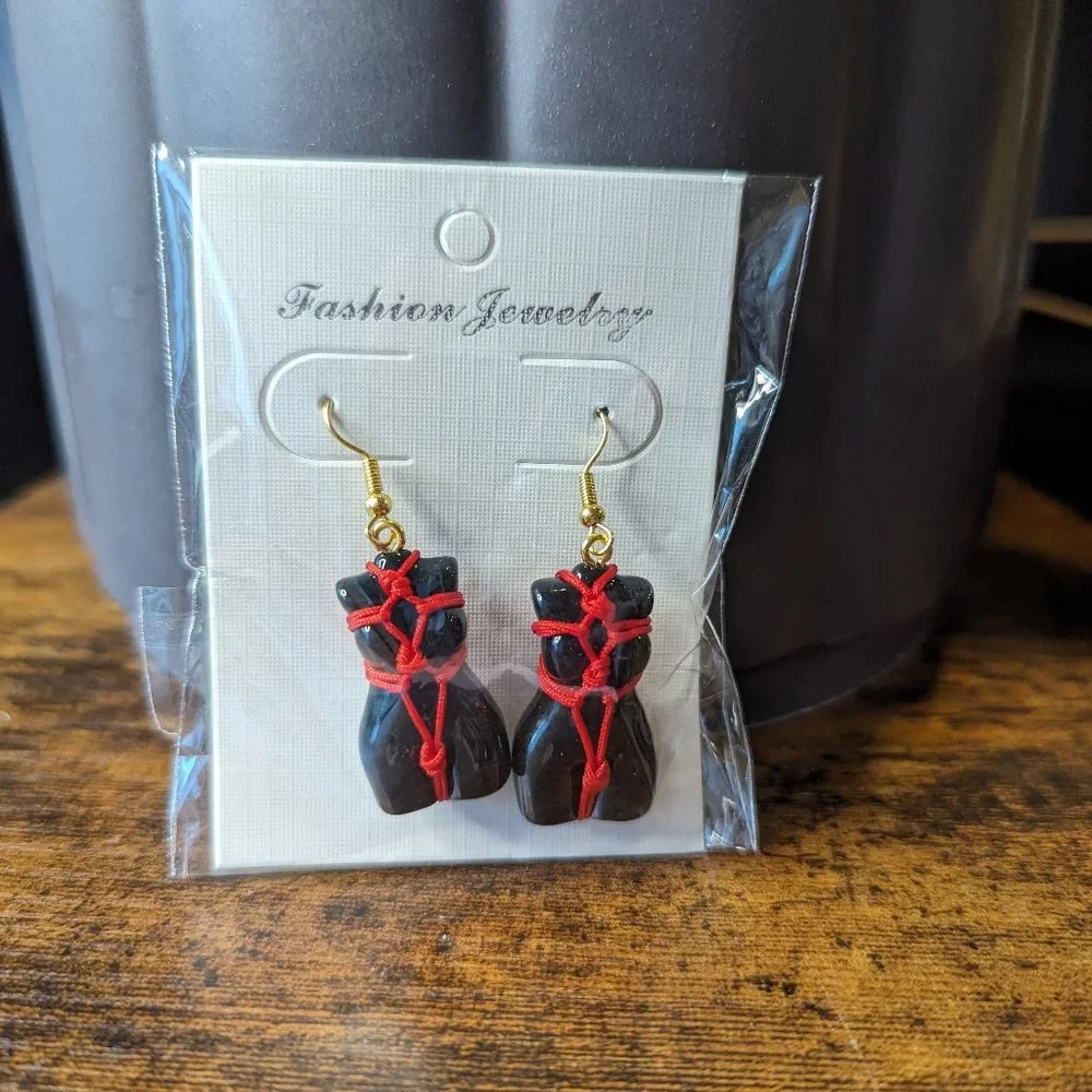 ☠Goth Bondage Rope Earrings Resin☠ | Goth, Grunge, Punk - Picture 1 of 3